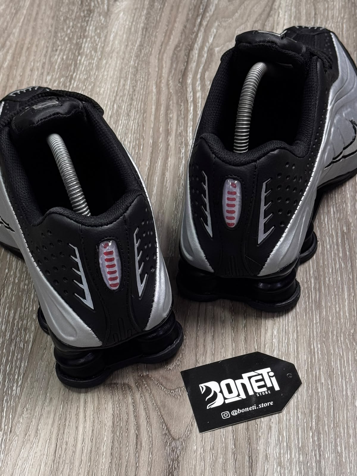TÊNIS NK SHOX R4 - BLACK METALLIC