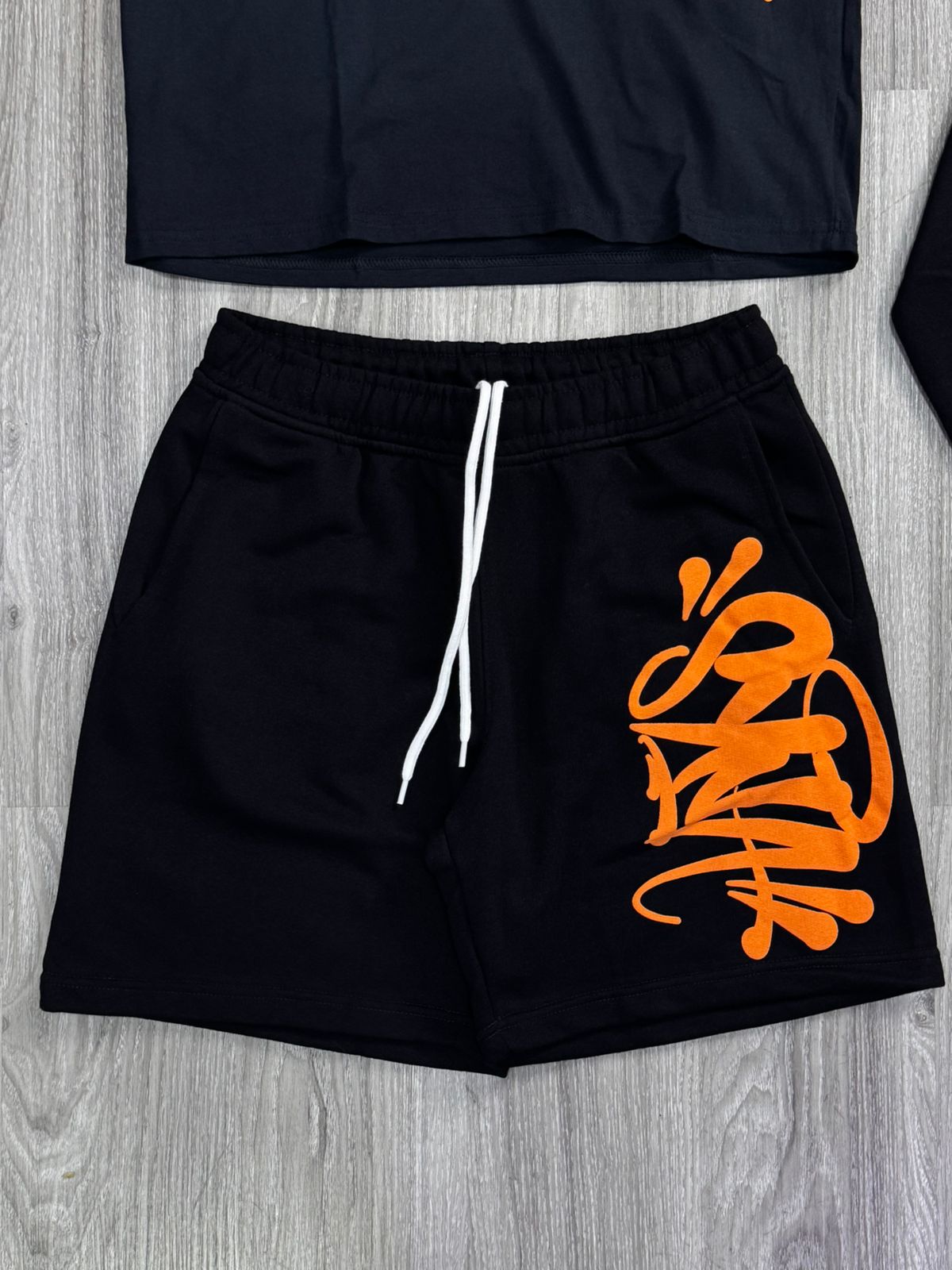 CONJUNTO SYNA WORLD + MOLETOM - BLACK ORANGE