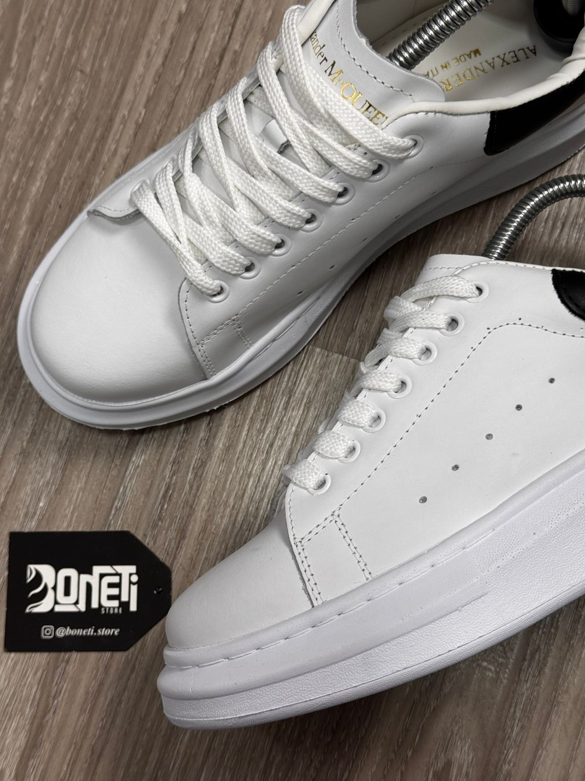 TÊNIS MCQUEEN COURO - BRANCO E PRETO