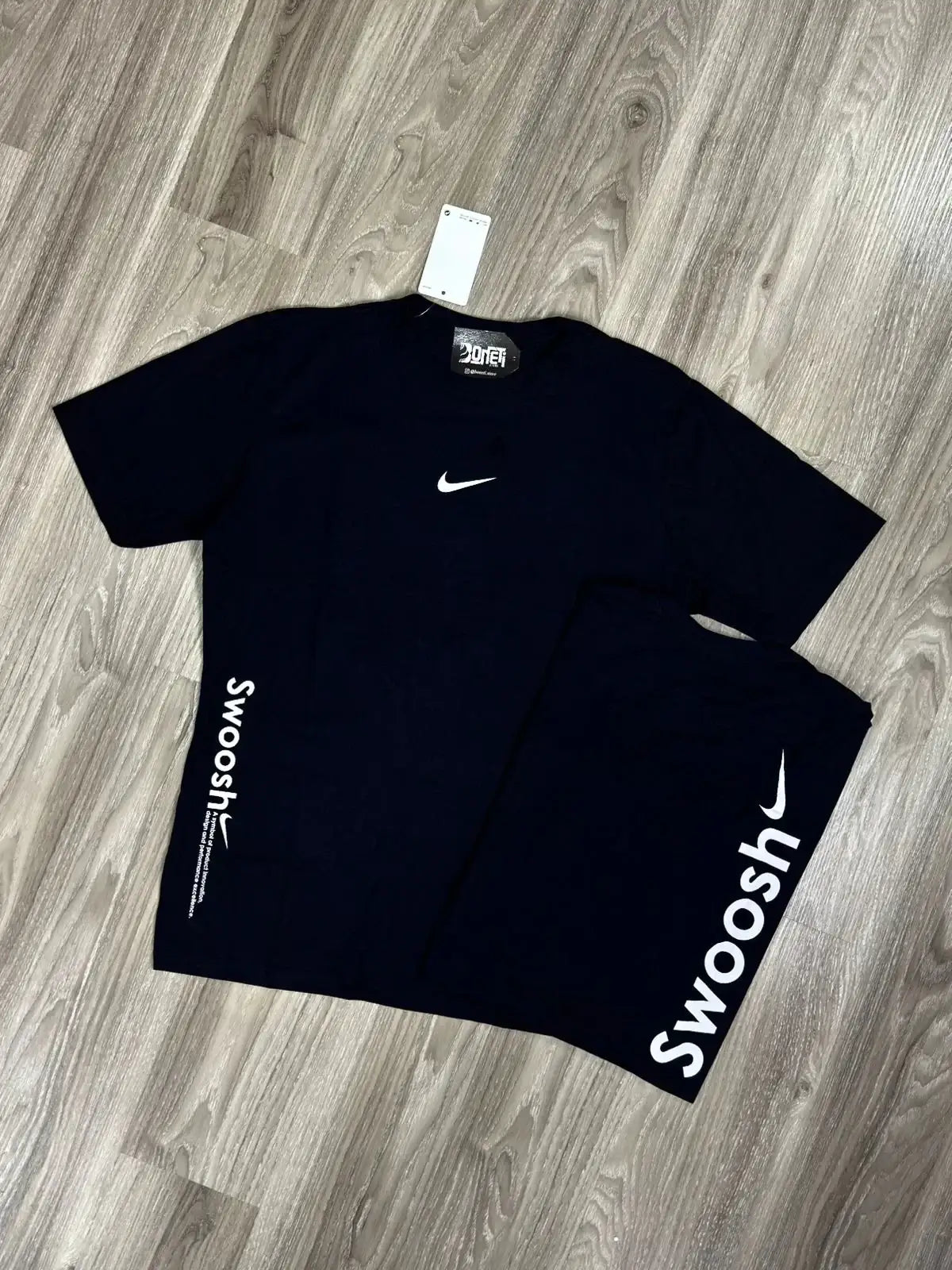 CAMISETA NK SWOOSH LATERAL - PRETA