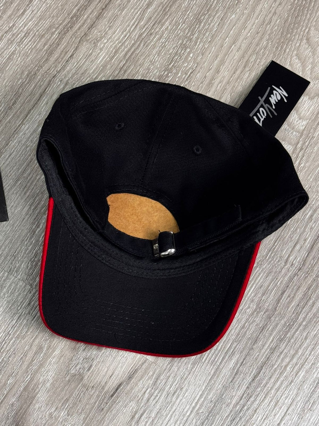 BONÉ NEW ERA LOGO - PRETO/VERMELHO