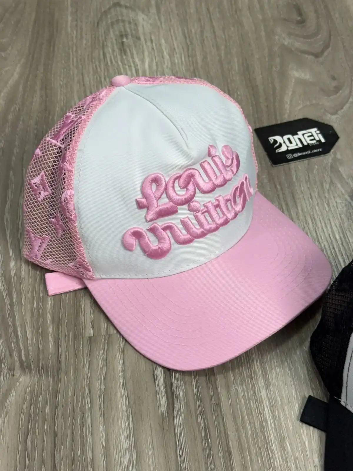 BONÉ LV X TYLER TRUCKER