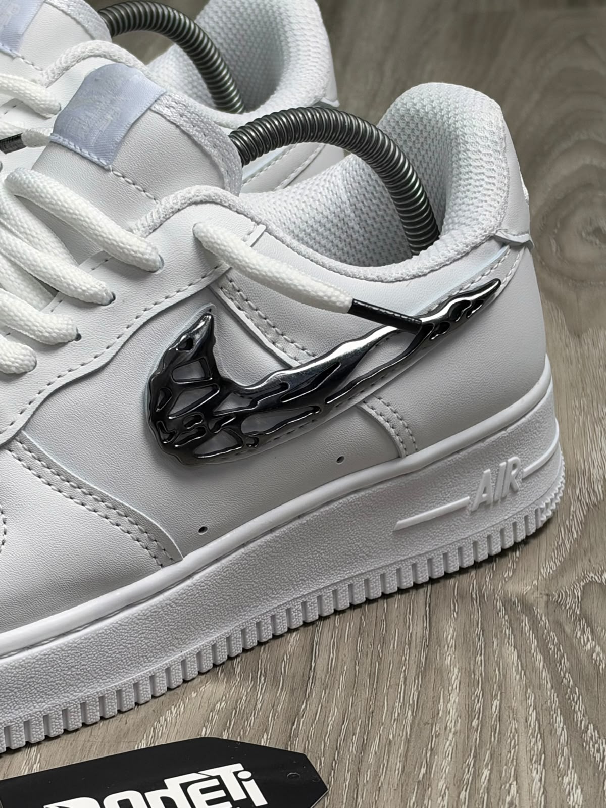 TÊNIS NK FORCE 1 LIQUID METAL SWOOSH - BRANCO