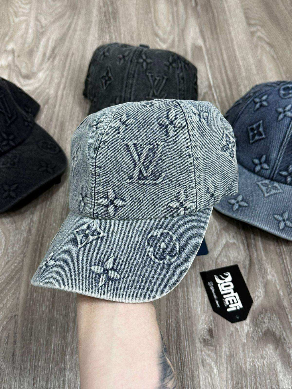 BONÉ LV JEANS