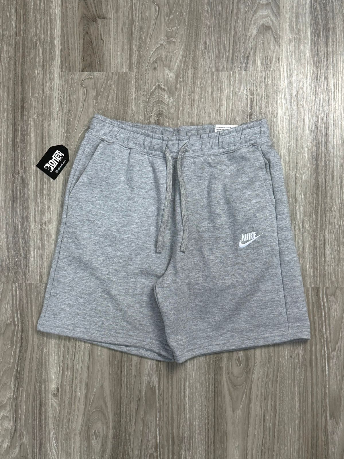 SHORTS MOLETOM NK SPORTSWEAR CLUB - CINZA