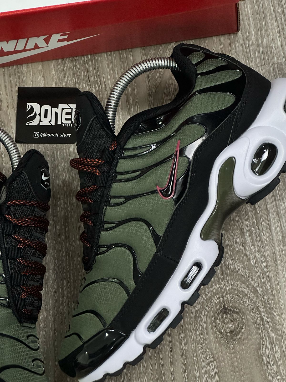 TÊNIS NK AIR MAX PLUS TN - BLACK OLIVE