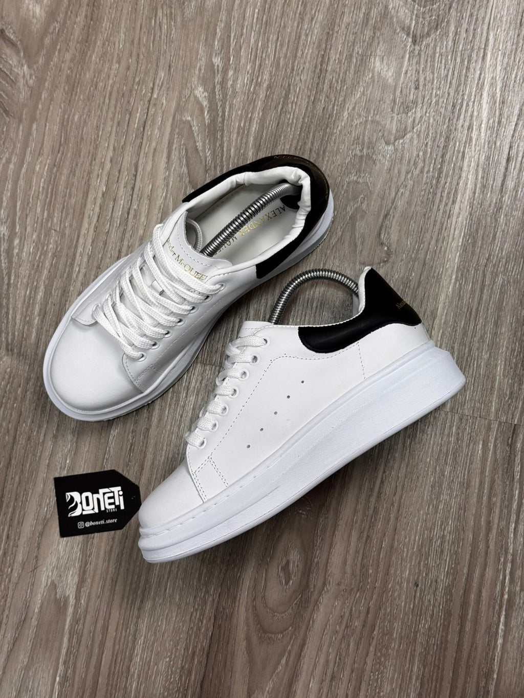 TÊNIS MCQUEEN COURO - BRANCO E PRETO