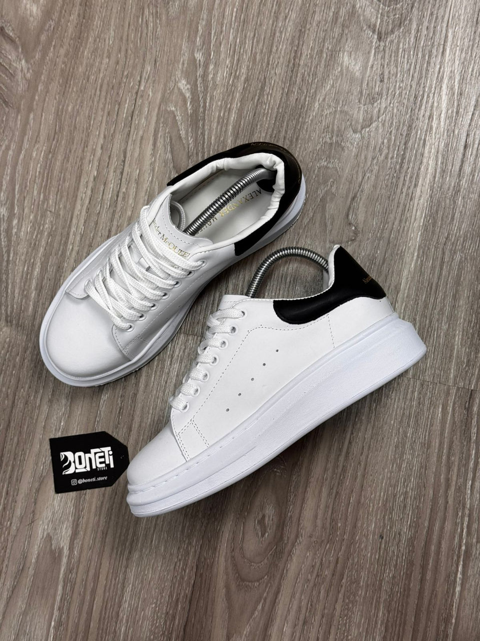 TÊNIS MCQUEEN COURO - BRANCO E PRETO