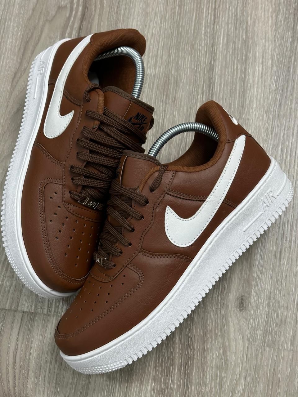 TÊNIS NIKE AIR FORCE 1 - MARROM