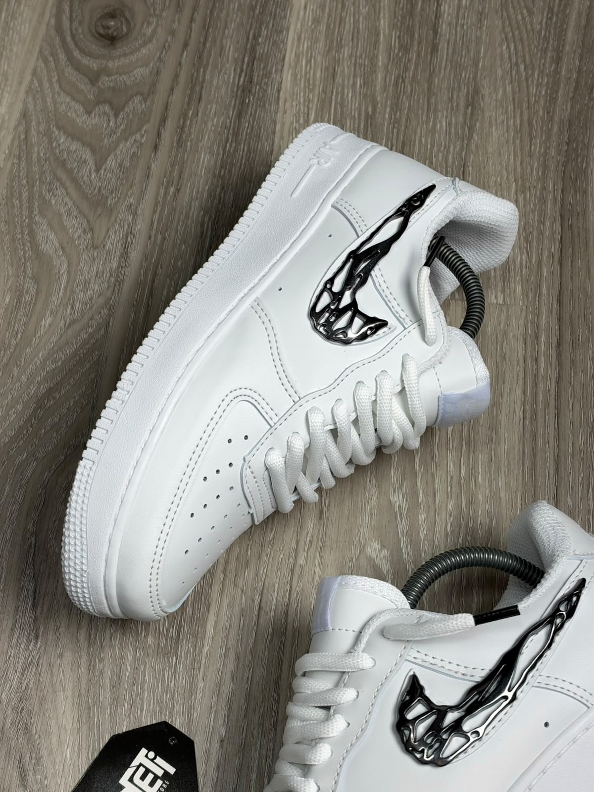 TÊNIS NK FORCE 1 LIQUID METAL SWOOSH - BRANCO