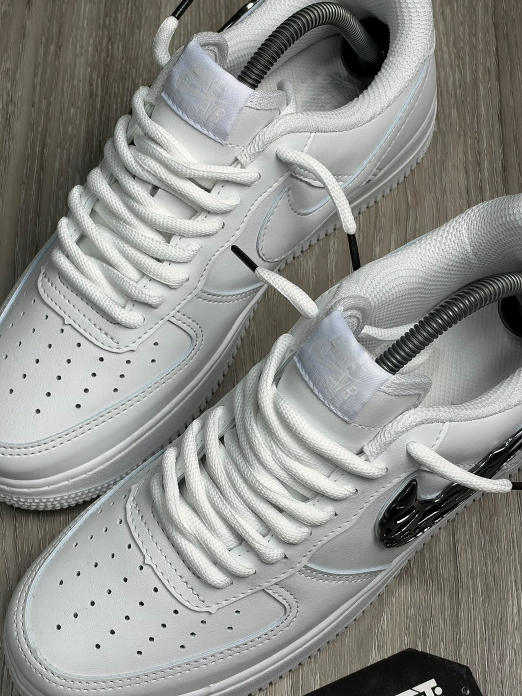 TÊNIS NK FORCE 1 LIQUID METAL SWOOSH - BRANCO
