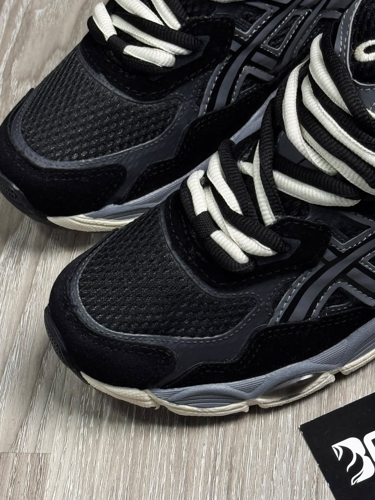 TÊNIS ASICS GEL NYC - PRETO E BEGE
