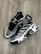 TÊNIS NK AIR MAX PLUS TN - DRIFT BLACK WHITE