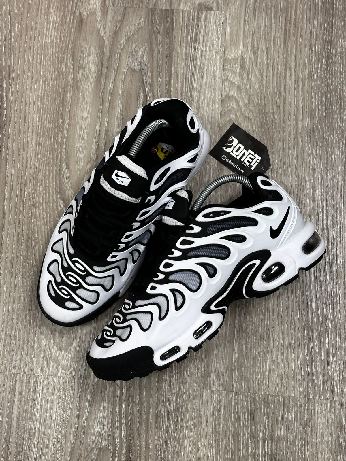 TÊNIS NK AIR MAX PLUS TN - DRIFT BLACK WHITE