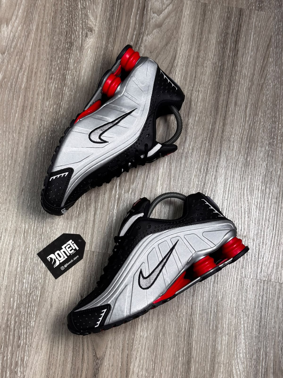 TÊNIS NK SHOX R4 - METALLIC RED
