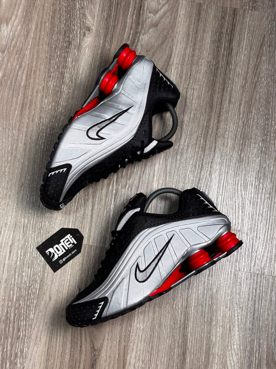 TÊNIS NK SHOX R4 - METALLIC RED