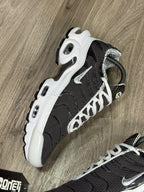 TÊNIS NK AIR MAX PLUS TN - SNAKE SKIN GREY