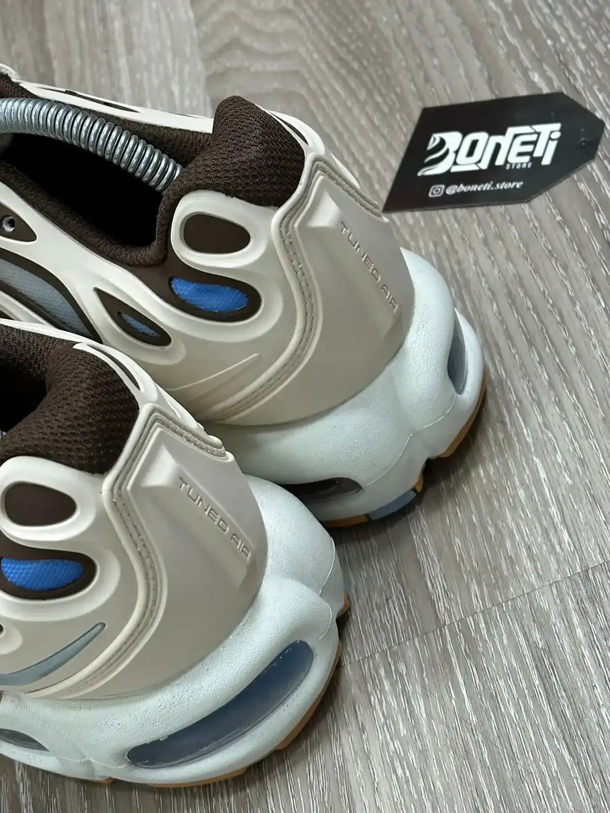 TÊNIS NK AIR MAX PLUS TN - DRIFT CACAO