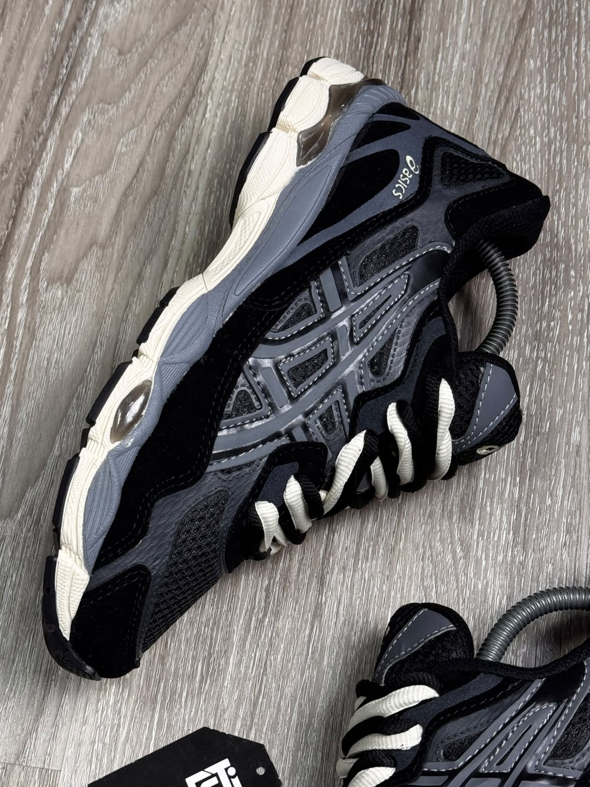TÊNIS ASICS GEL NYC - PRETO E BEGE