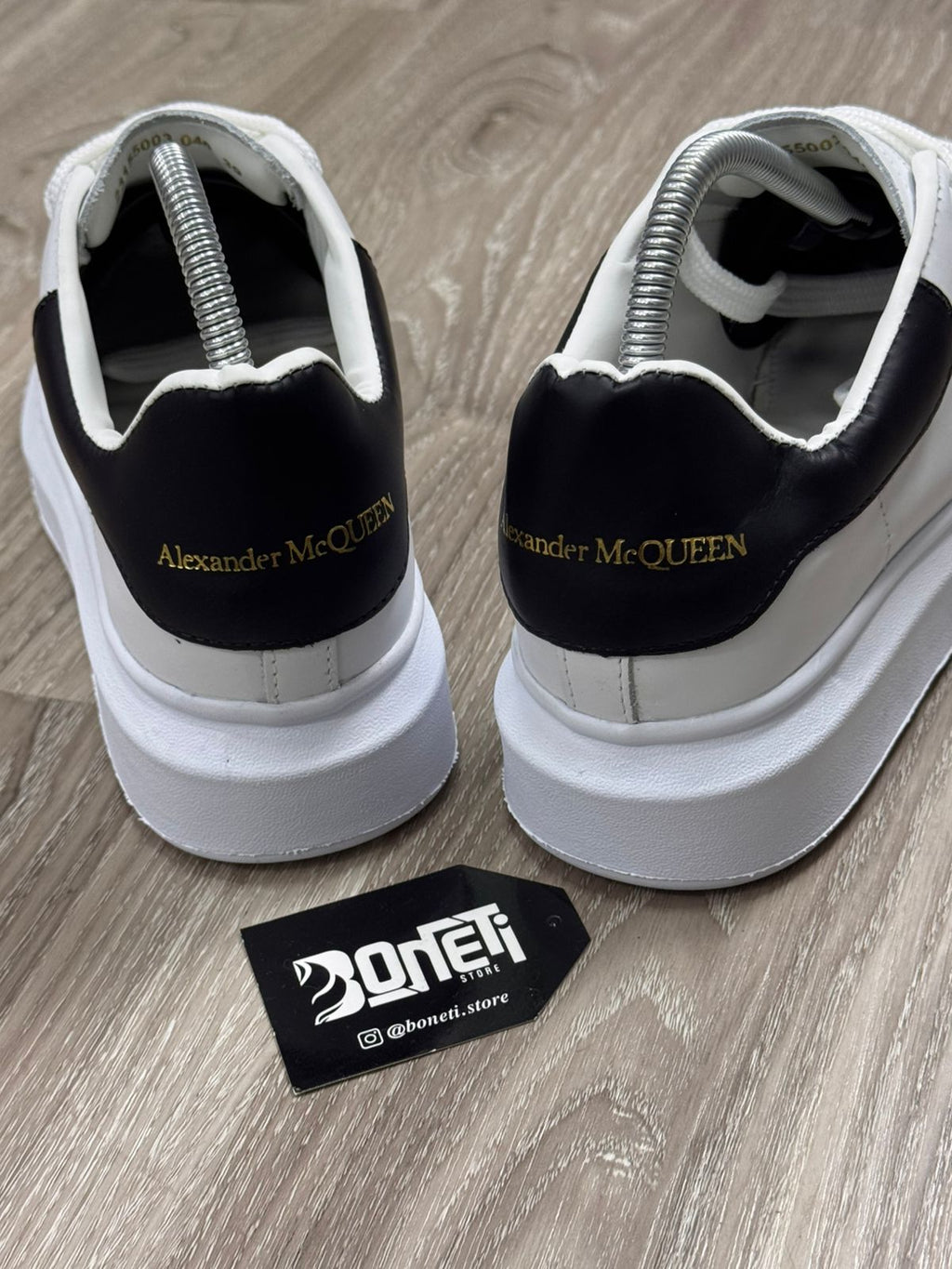 TÊNIS MCQUEEN COURO - BRANCO E PRETO