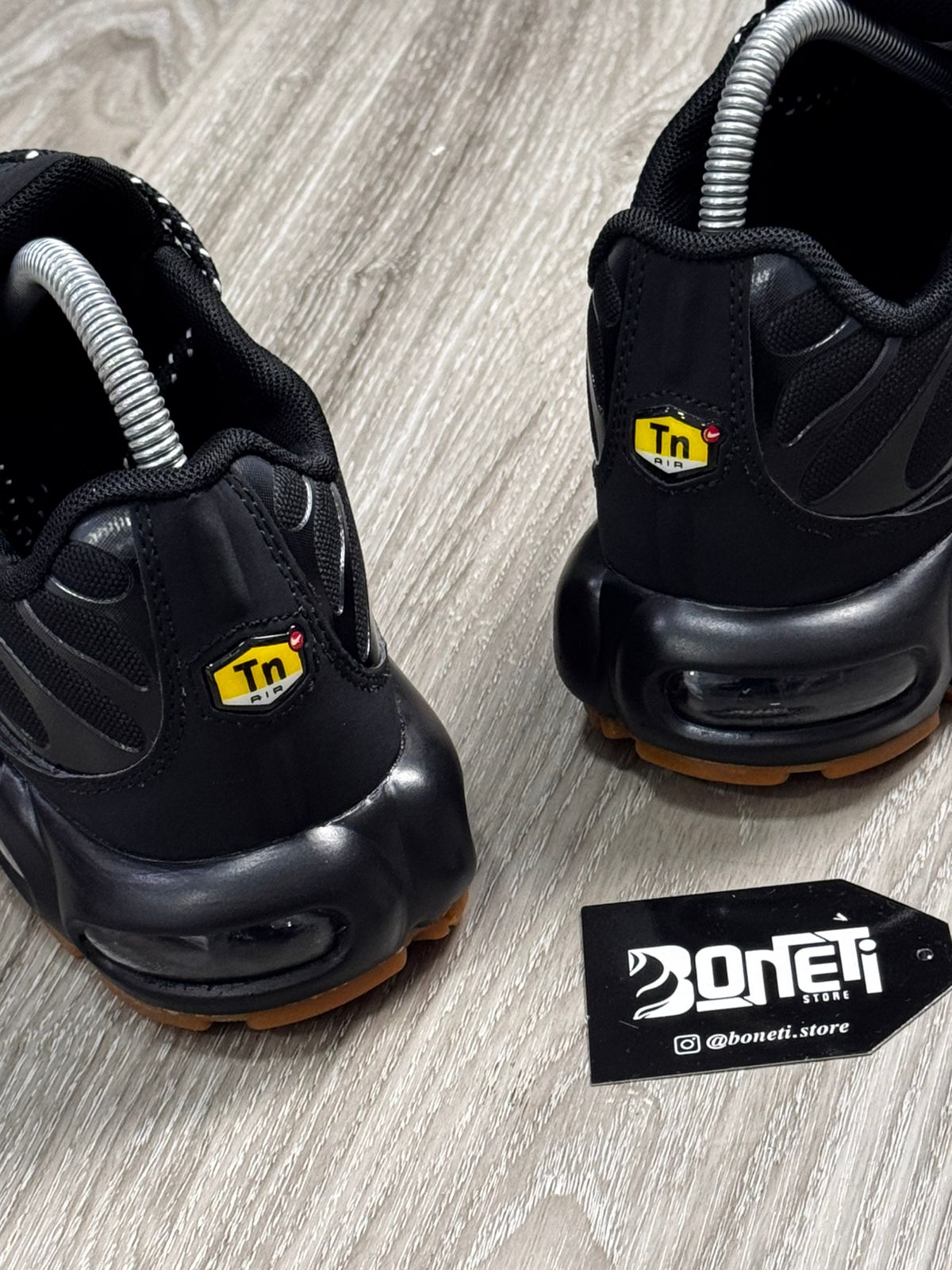 TÊNIS NK AIR MAX PLUS TN - BLACK GUM