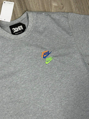 CAMISETA NK MULTI SWOOSH - CINZA