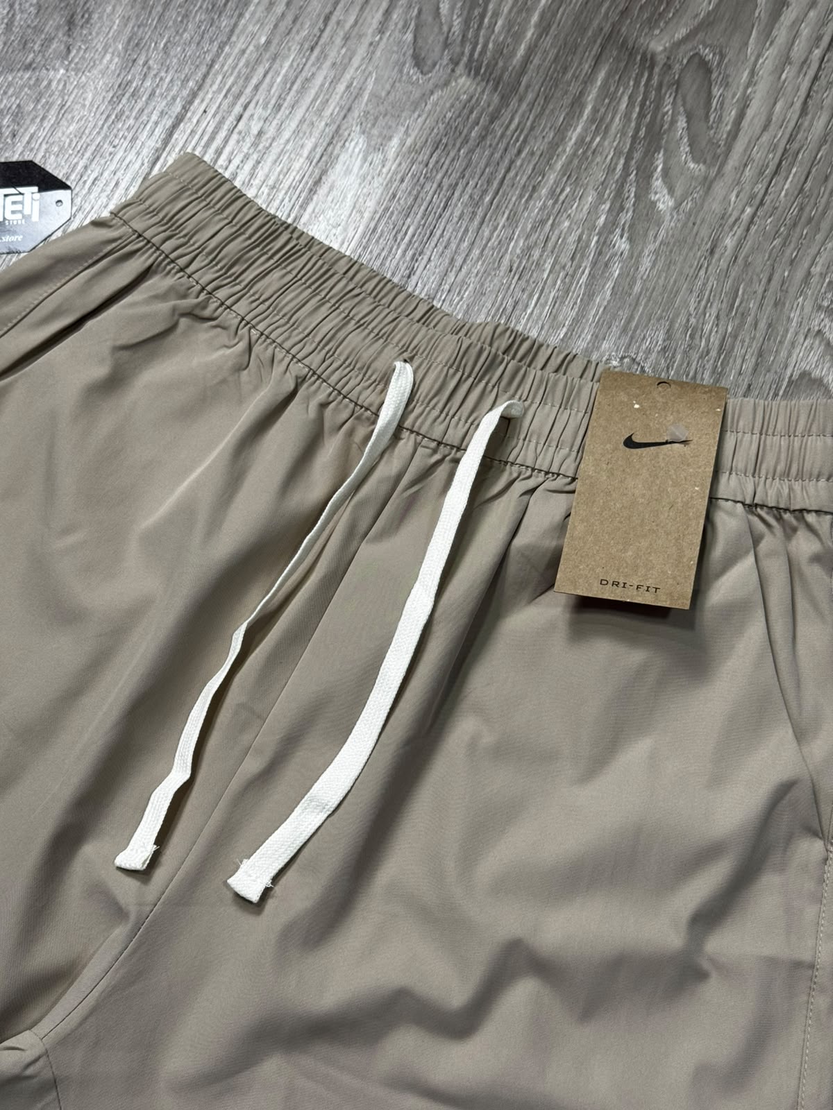 SHORTS TACTEL NK CLUB BORDADO - CAQUI