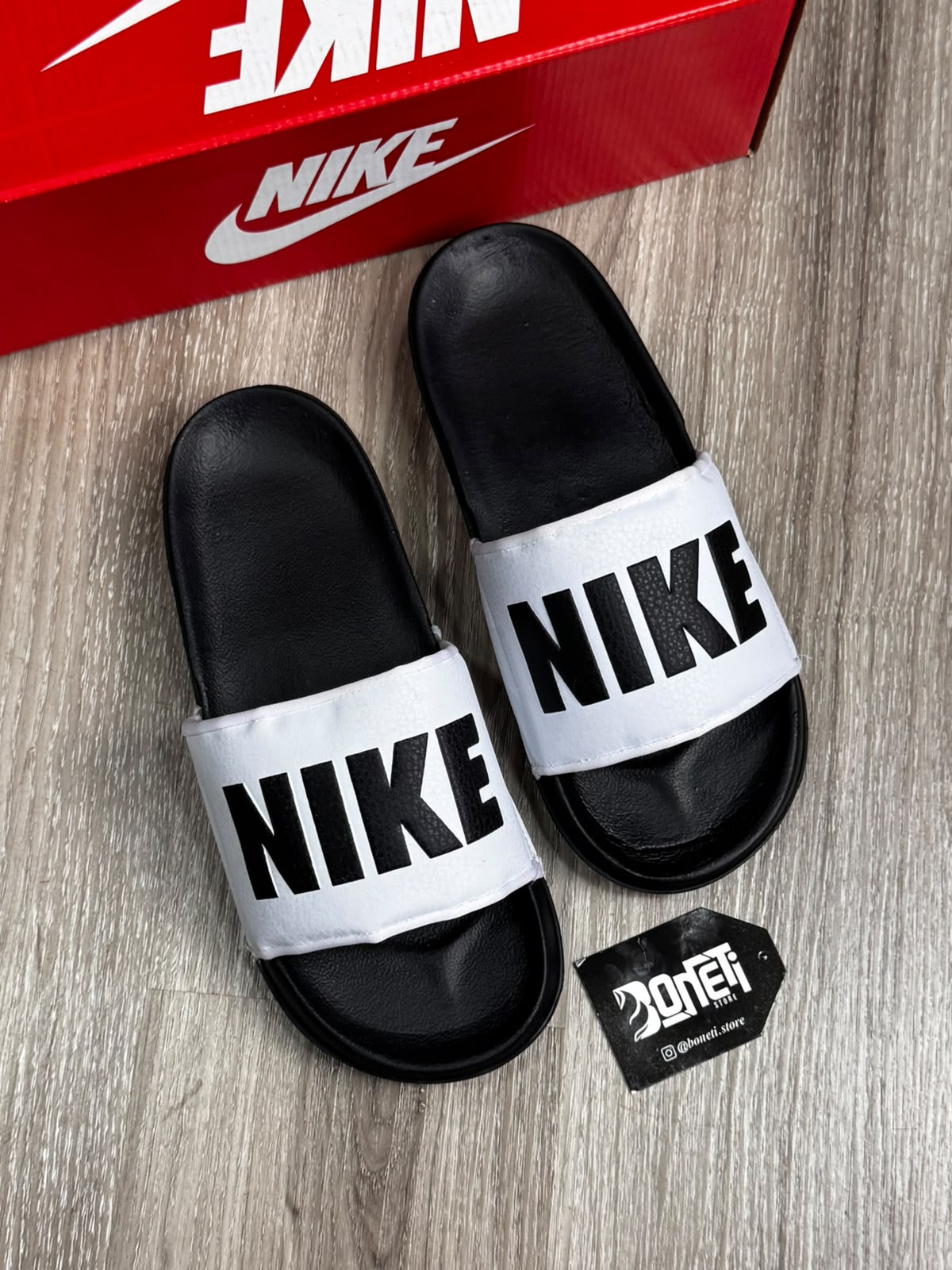 CHINELO SLIDE NK LETTER - BLACK WHITE
