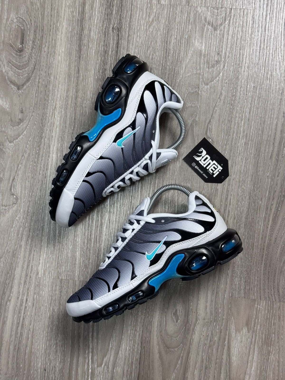 TÊNIS NK AIR MAX PLUS TN - ONE BLOCK DOWN