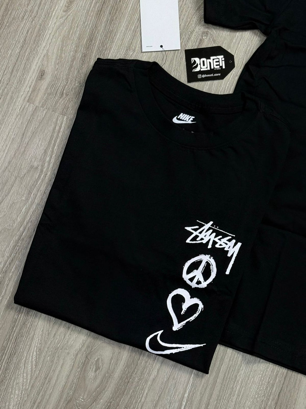 CAMISETA NK X STUSSY PEACE - PRETA