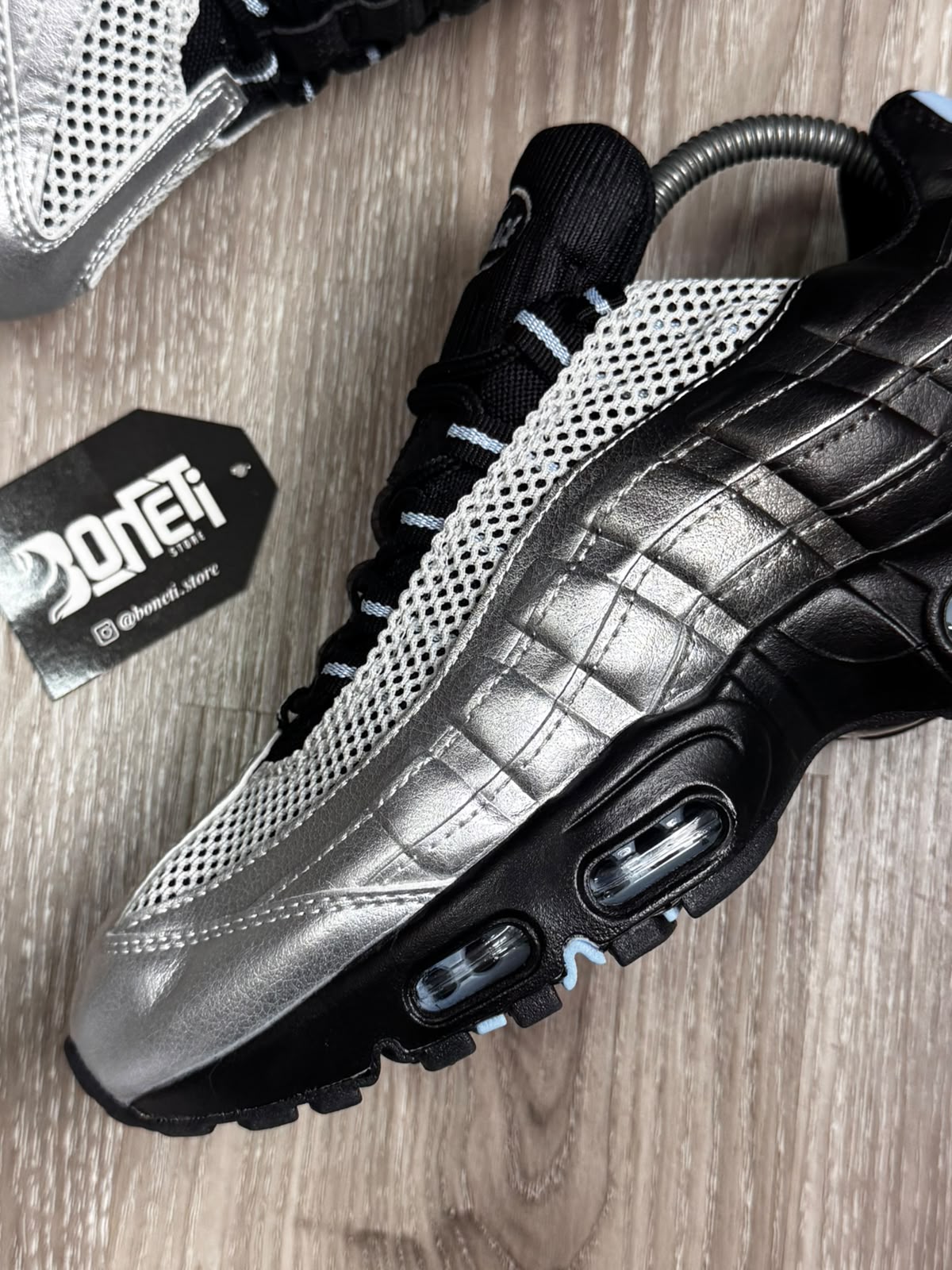 TÊNIS NK AIR MAX 95 X PALACE - METALLIC SILVER