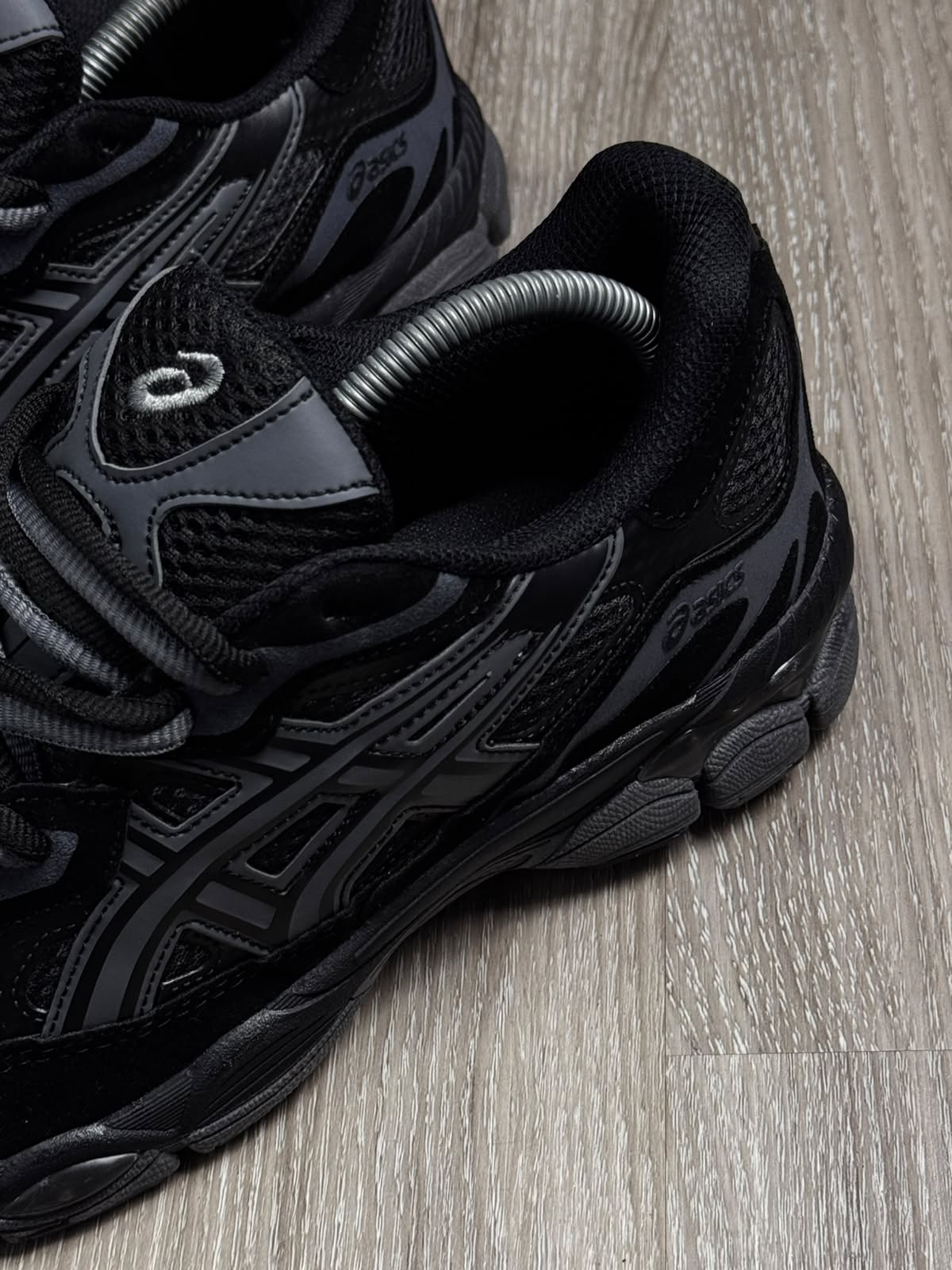 TÊNIS ASICS GEL NYC - PRETO E GRAFITE