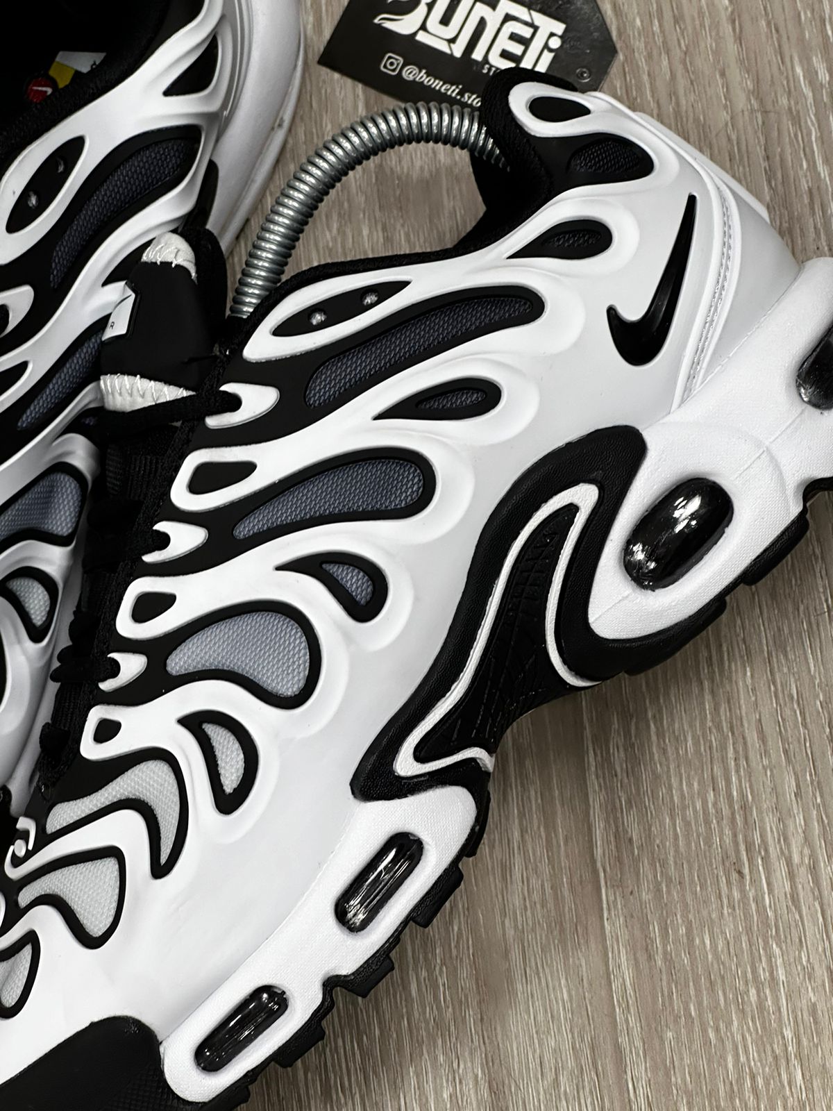 TÊNIS NK AIR MAX PLUS TN - DRIFT BLACK WHITE