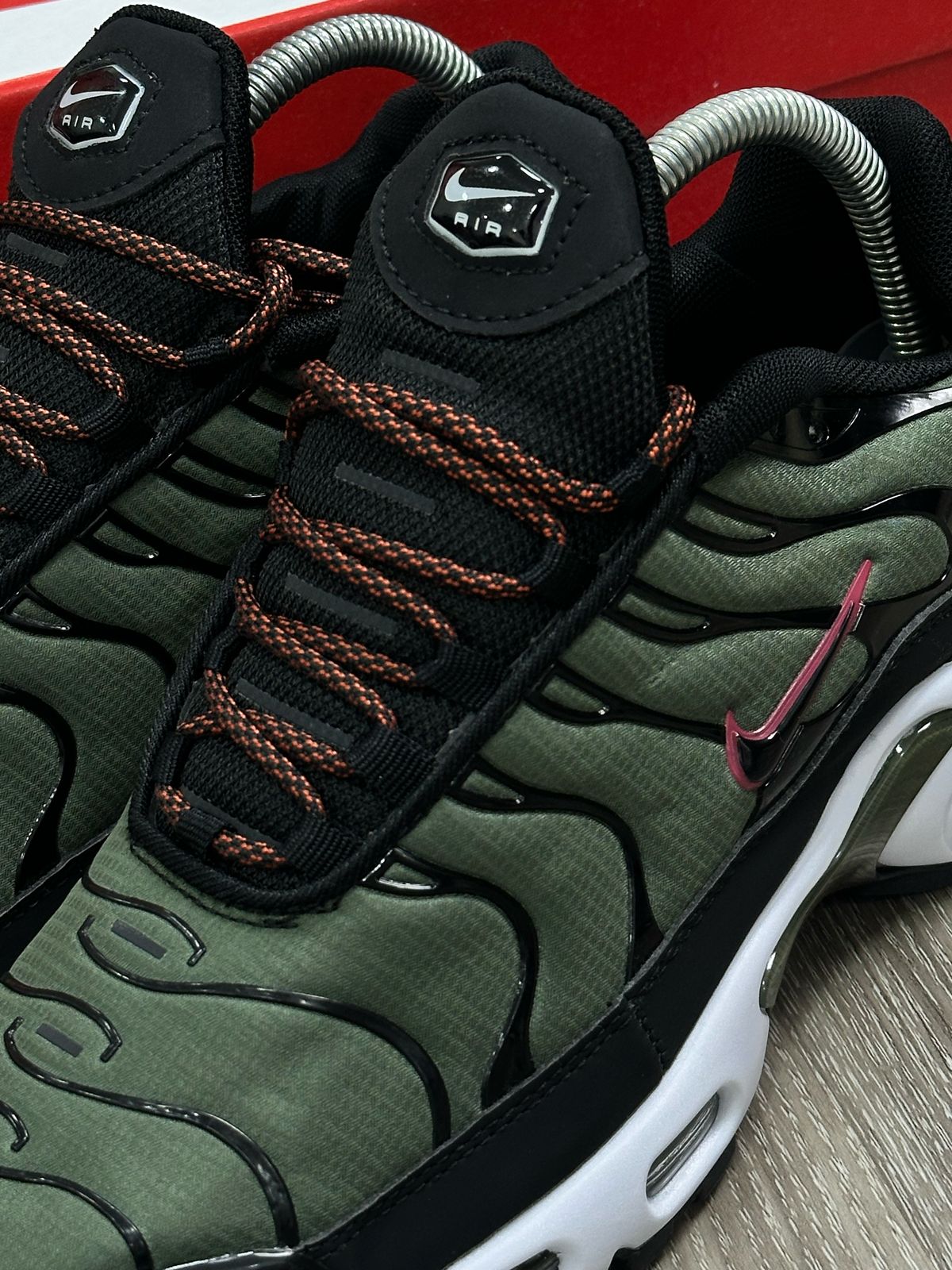 TÊNIS NK AIR MAX PLUS TN - BLACK OLIVE