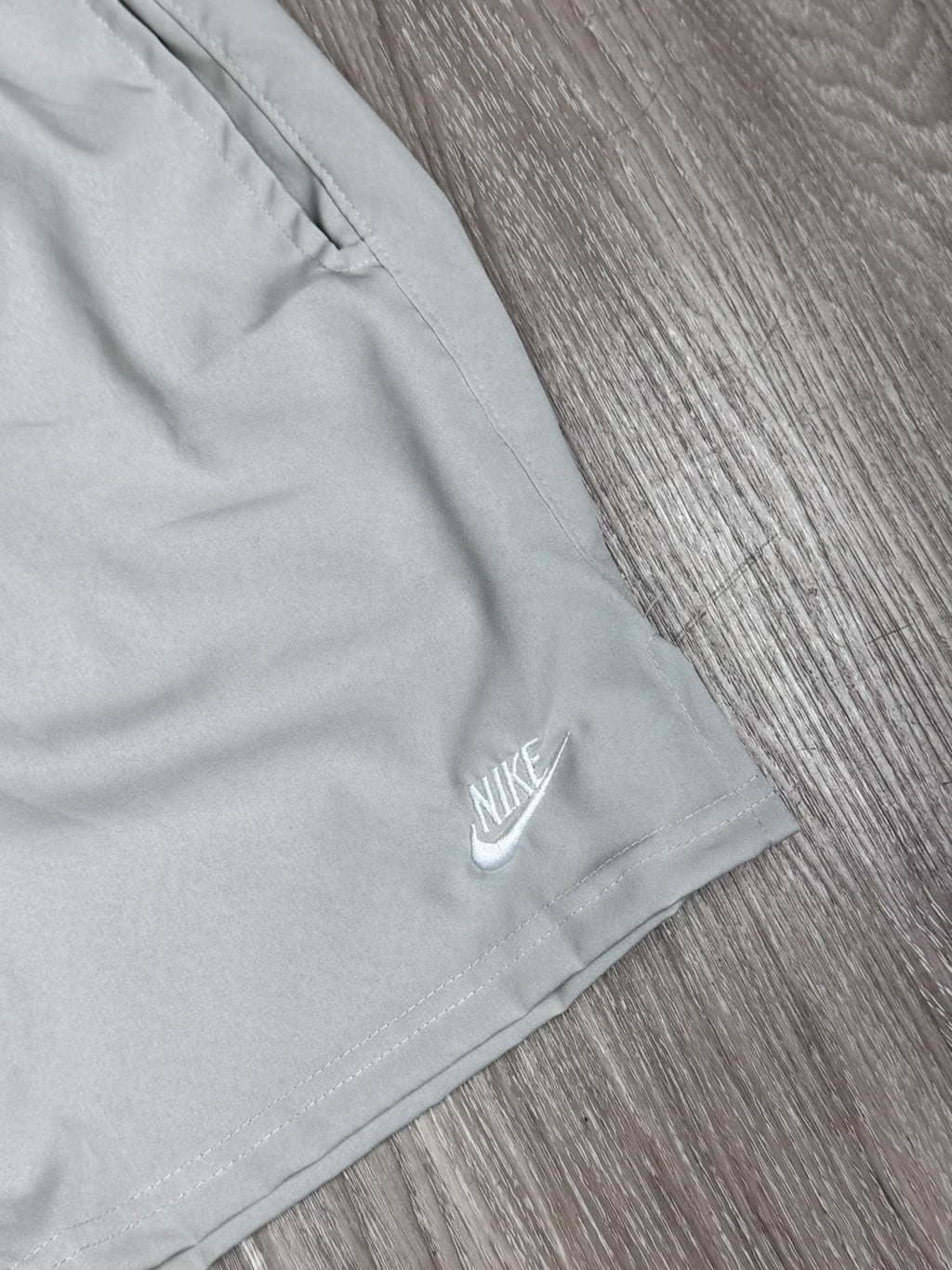 SHORTS TACTEL NK CLUB BORDADO - CINZA CLARO