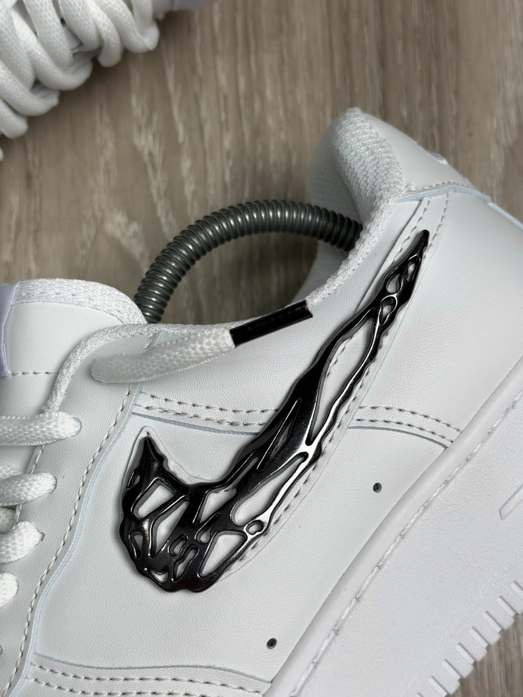TÊNIS NK FORCE 1 LIQUID METAL SWOOSH - BRANCO