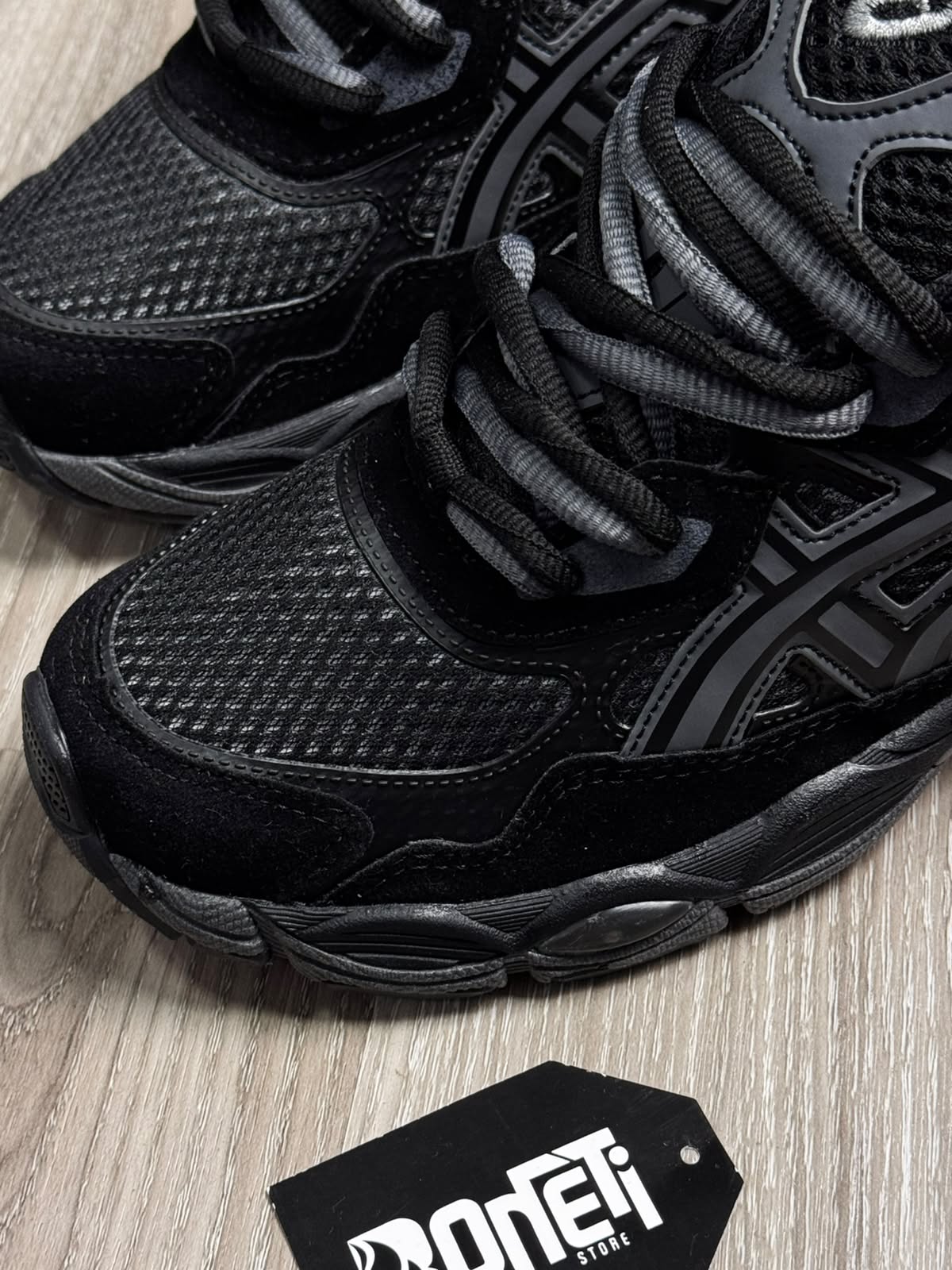 TÊNIS ASICS GEL NYC - PRETO E GRAFITE