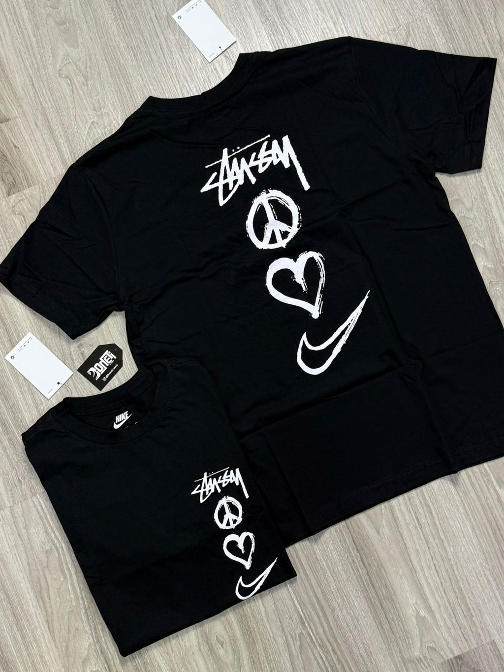CAMISETA NK X STUSSY PEACE - PRETA