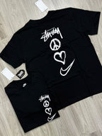 CAMISETA NK X STUSSY PEACE - PRETA