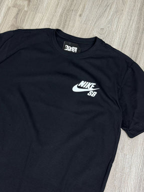 CAMISETA NK SB LOGO - PRETO