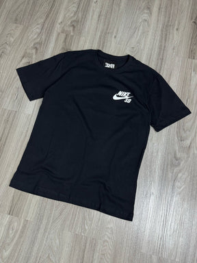 CAMISETA NK SB LOGO - PRETO